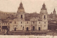 143-La-basilica-de-lima-por-lo-parecer-de-los-autos-estacionados-parece-de-los-anos-50