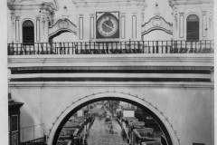 161-Toma-frontal-del-arco-del-puente-como-se-sabe-era-una-de-las-entradas-cuando-la-ciudad-era-a